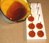 Teelichter gießen mit der Teelichtform von kerzenidee