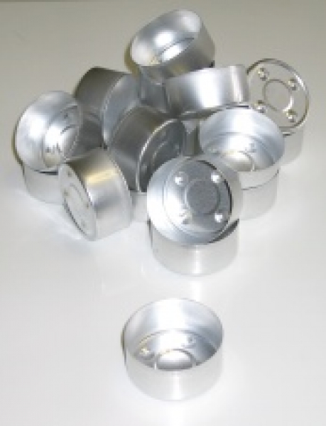 SeSeveral silver-colored aluminum bowls for tea lights