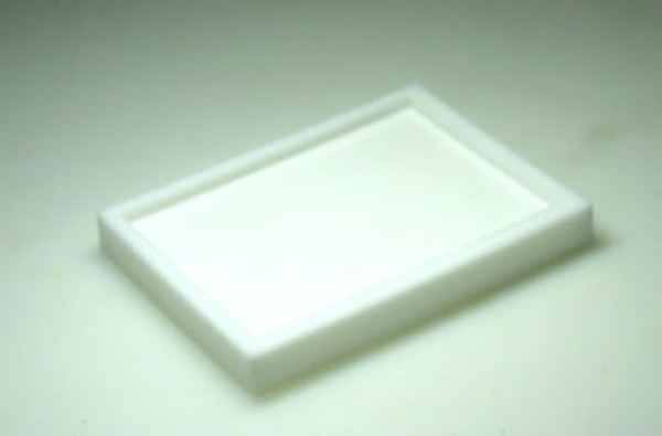 Auf dem Bild ist eine flache Gießform aus Silikon. Damit lassen sich Wachsplatten gießen